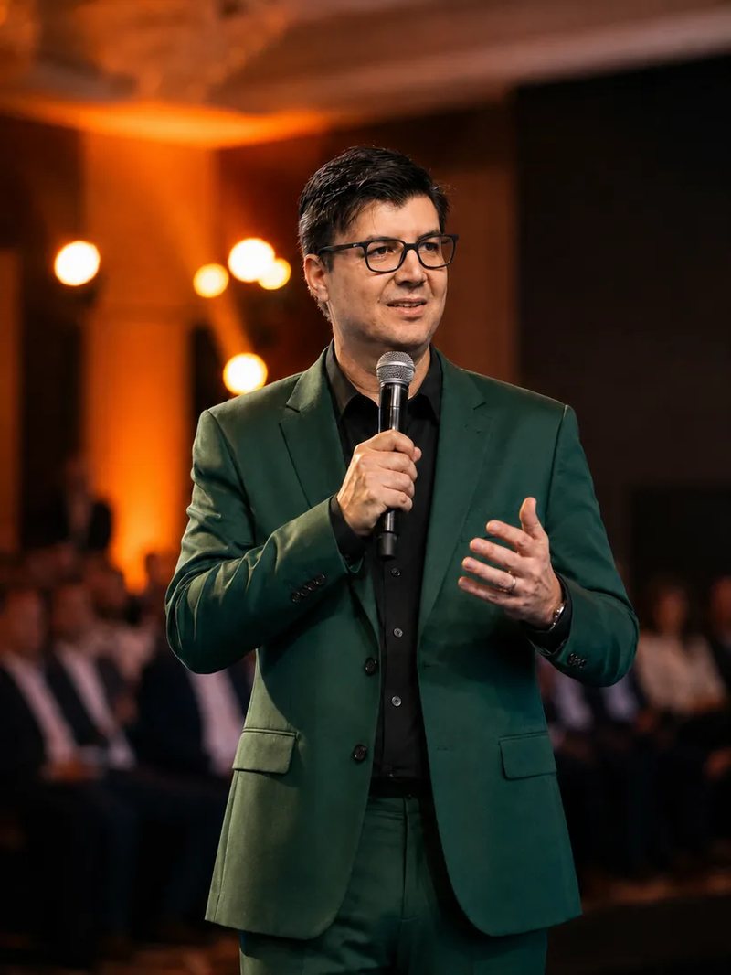 Johnis Pastori Jr. apresentando